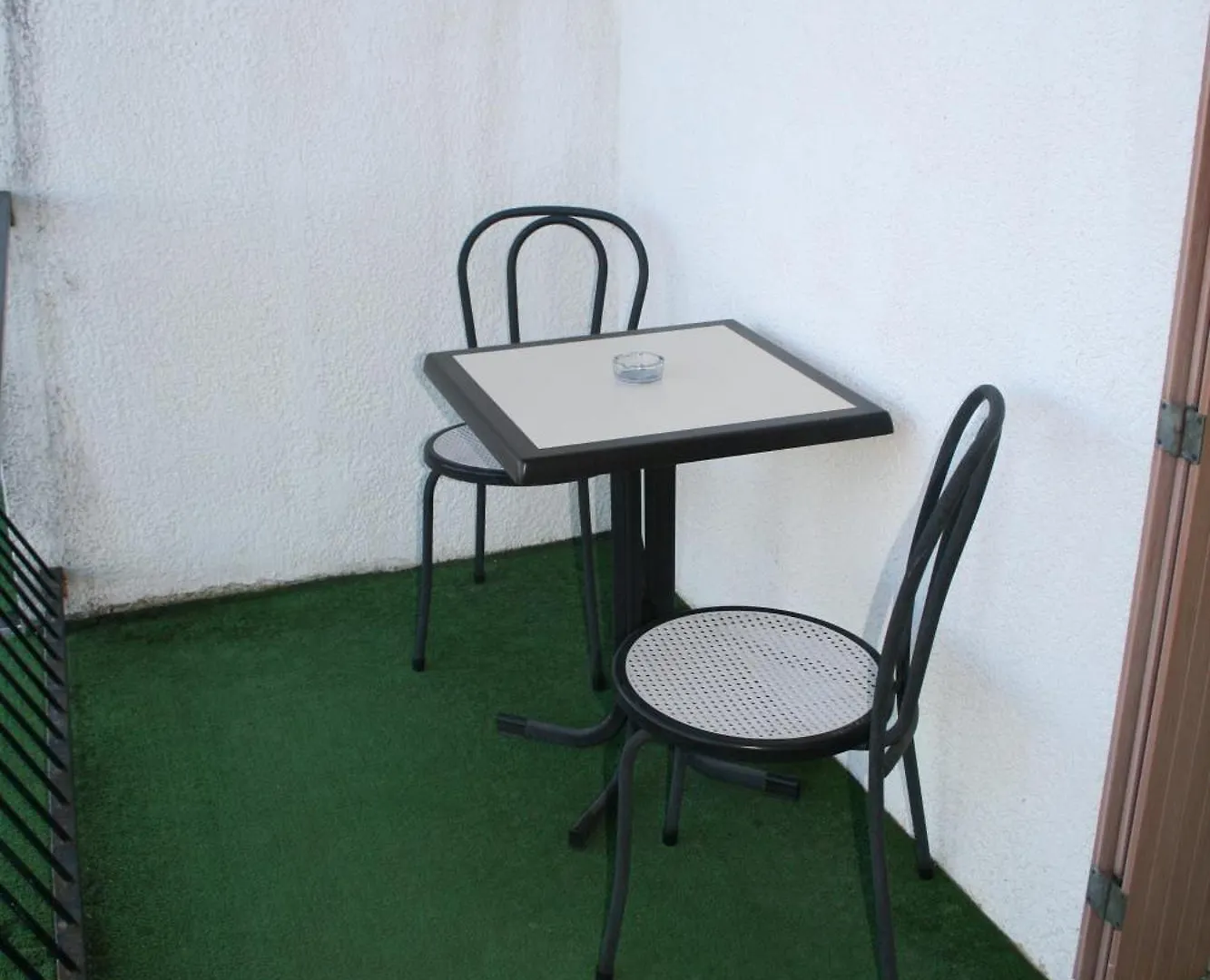 **  Hotel Les Persedes Lavilledieu  France