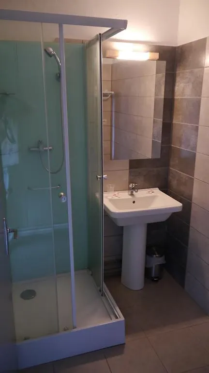 **  Hotel Les Persedes Lavilledieu  France